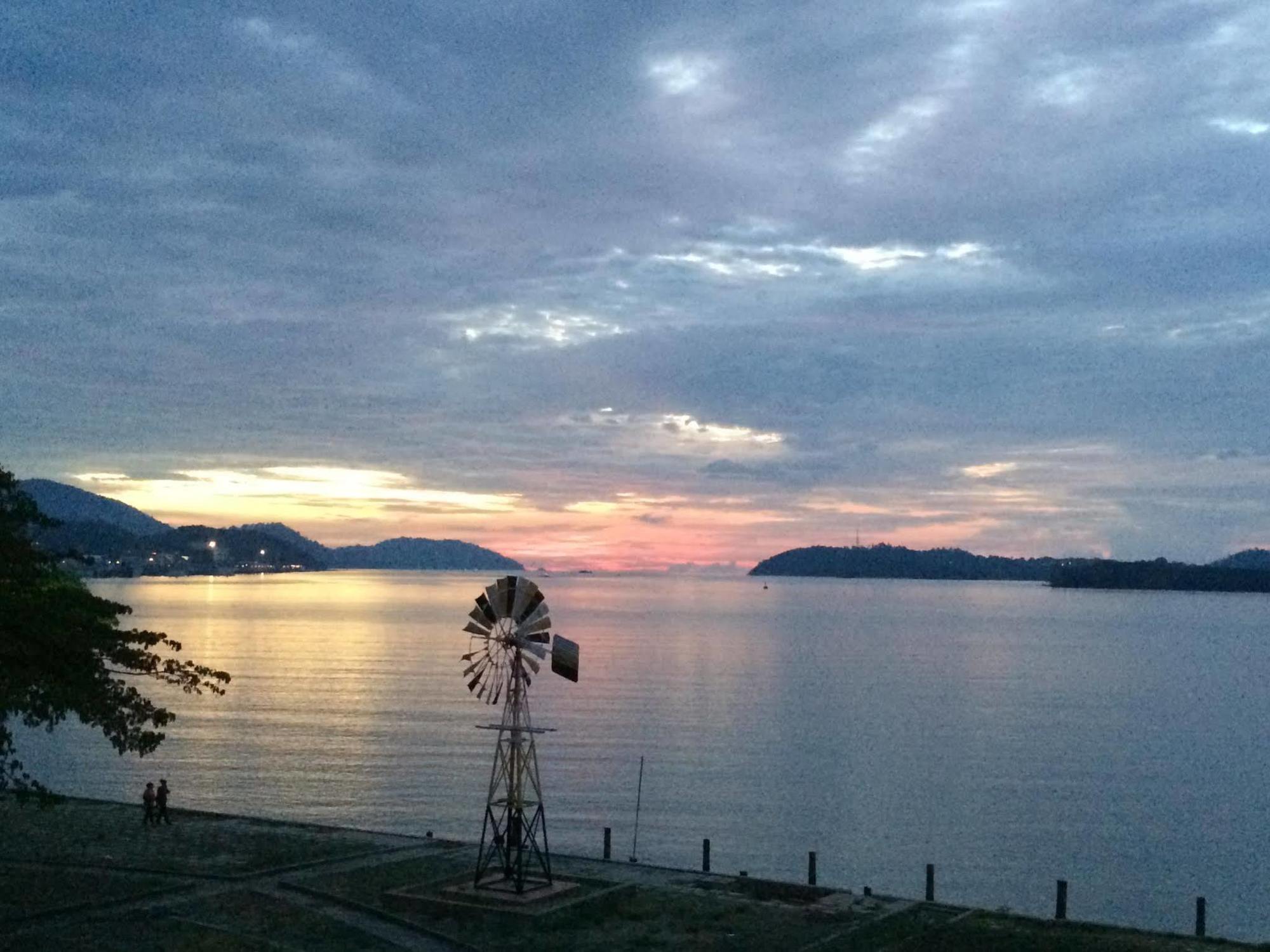Brezza Hotel Lumut Exterior foto